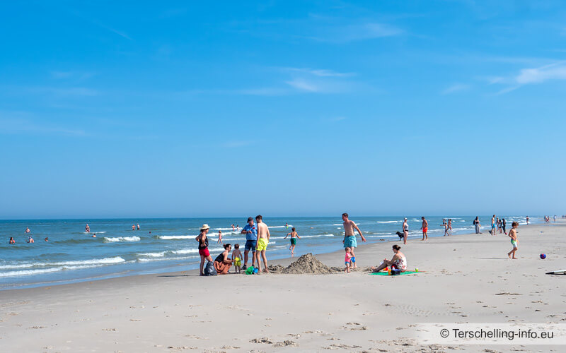 Kinderen spelen op strand van Terschelling